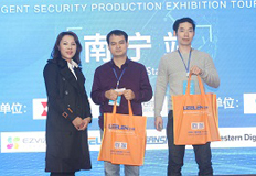 終極大獎(jiǎng)得主同提供方合影留念