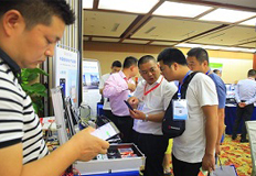 來賓在展臺(tái)二次參觀交流