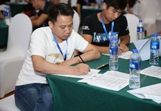 展臺(tái)人頭攢動(dòng)