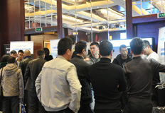 展臺(tái)人頭攢動(dòng)