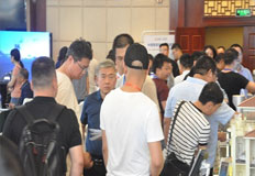 展臺(tái)人頭攢動(dòng)