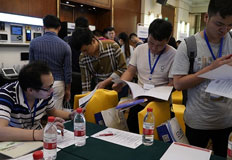 展臺(tái)人頭攢動(dòng)