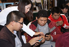 工作人員指導(dǎo)來賓注冊(cè)安防幫會(huì)員