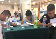 展臺(tái)人頭攢動(dòng)