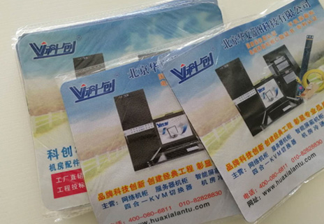華夏藍(lán)圖贊助的鼠標(biāo)墊以及水性筆擺滿簽到桌