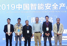 二輪抽獎(jiǎng)獎(jiǎng)得主同提供方合影留念